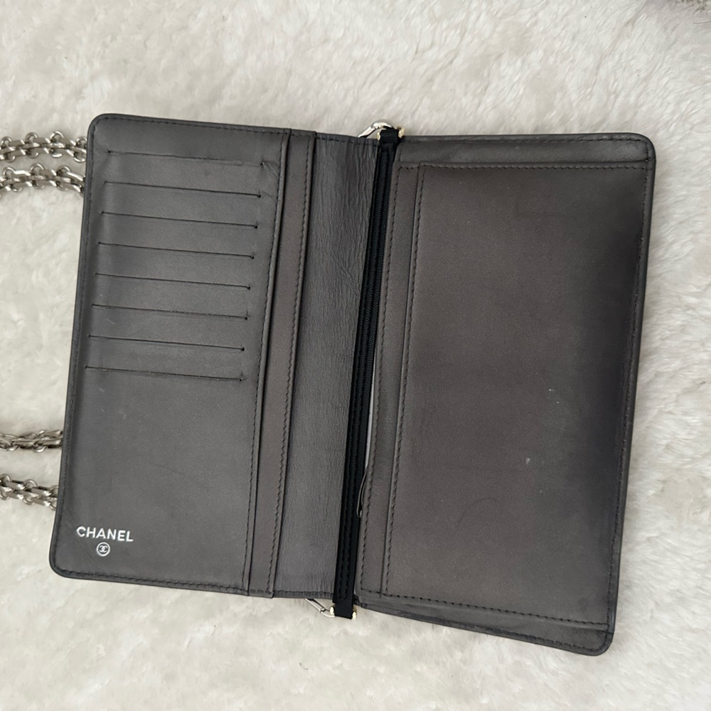 CHANEL Textured Black Crossbody Bag with Silver Chain - Picture 4 of 14